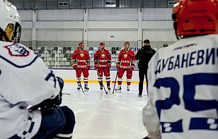 Игроки Команды Президента провели мастер-класс для юных хоккеистов в Жлобине