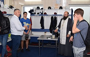 Священник освятил раздевалку «Динамо-Молодечно» и побеседовал с игроками
